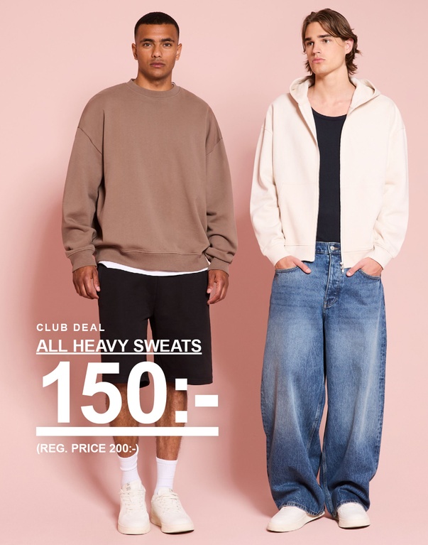 Två killar i beige heavy sweatshirt respektive offwhite heavy hoodie, stylade med jeans och svarta byxor. Kampanjtext: "CLUB DEAL – ALL HEAVY SWEATS 150:- (ORD. PRIS 200:-)"