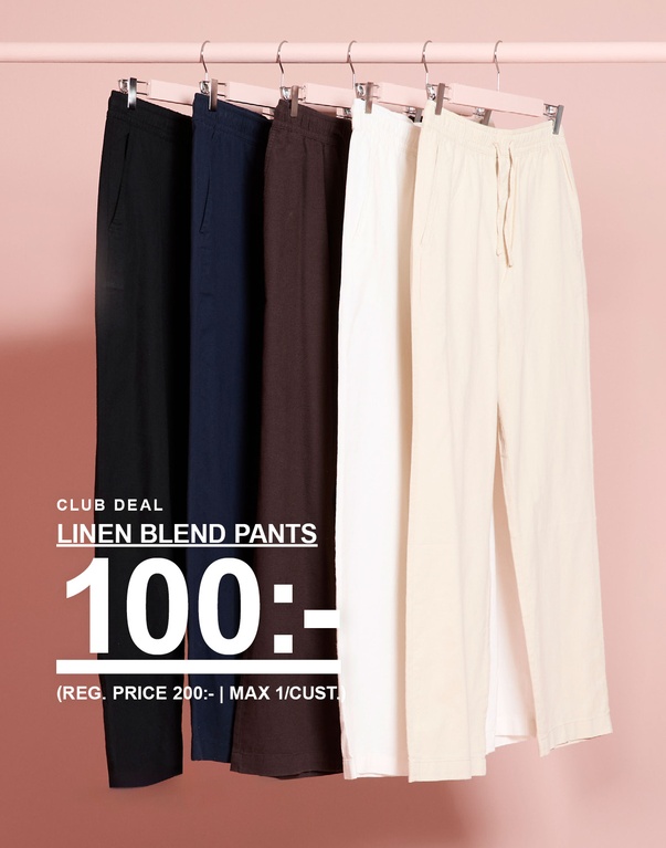 Fem linnemixbyxor på galgar i svart, mörkblått, mörkbrunt, vitt och naturvitt. Kampanjtext: "CLUB DEAL – LINEN BLEND PANTS 100:- (ORD. PRIS 200:- | MAX 1/KUND)"