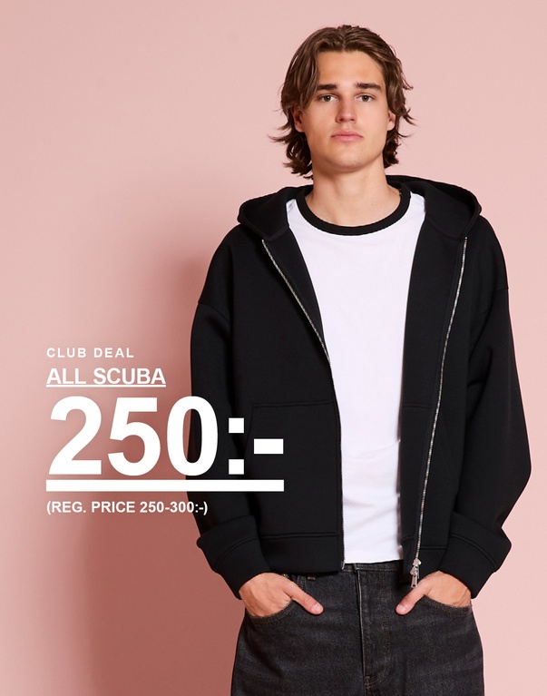 Kille i svart scuba-hoodie över en vit t-shirt och mörka jeans. Kampanjtext: "CLUB DEAL – ALL SCUBA 250:- (ORD. PRIS 250–300:-)"
