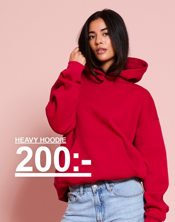Tjej i röd hoodie och ljusblå jeans. Kampanjtext: "HEAVY HOODIE 200:-"