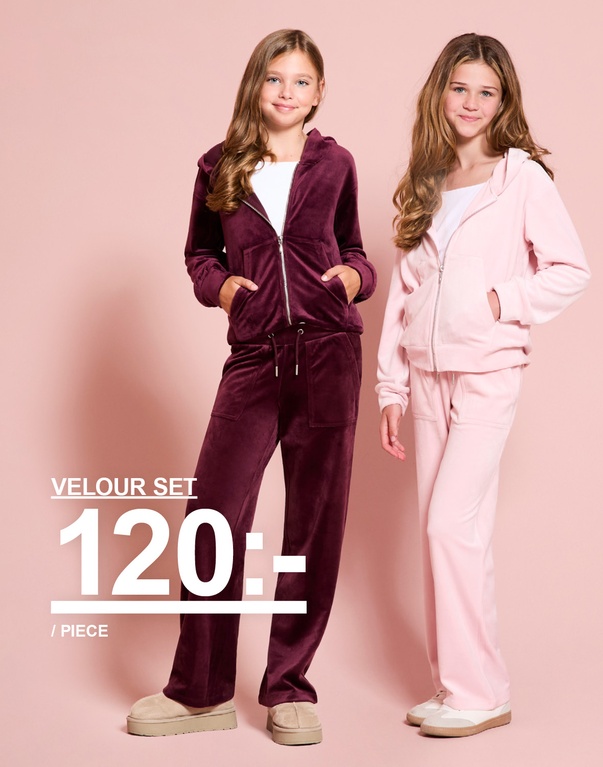 Två barn bär velourset i olika färger. VELOUR SET 120:- / PIECE.