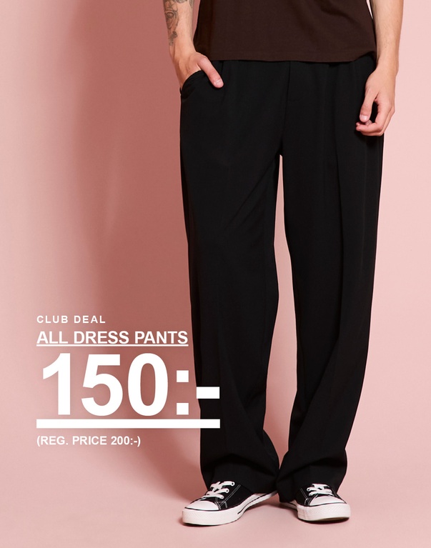 Kille i svarta dress pants. Kampanjtext: "CLUB DEAL ALL DRESS PANTS 150:- (REG. PRICE 200:-)"