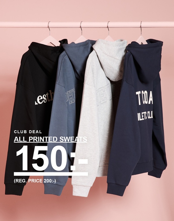 Fyra hoodies med print i svart, blått, grått och mörkblått. Kampanjtext: "CLUB DEAL ALL PRINTED SWEATS 150:- (REG. PRICE 200:-)"