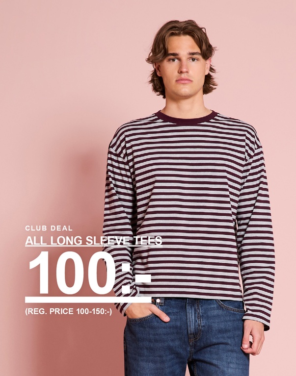 Kille i randig långärmad t-shirt och jeans. Kampanjtext: "CLUB DEAL ALL LONG SLEEVE TEES 100:- (REG. PRICE 100-150:-)"