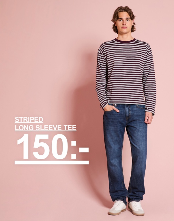 Kille i randig långärmad t-shirt och jeans. Kampanjtext: "STRIPED LONG SLEEVE TEE 150:-"