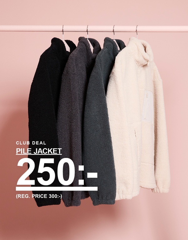 Pilejackor i fyra färger. Kampanjtext: "CLUB DEAL PILE JACKET 250:- (REG. PRICE 300:-)"