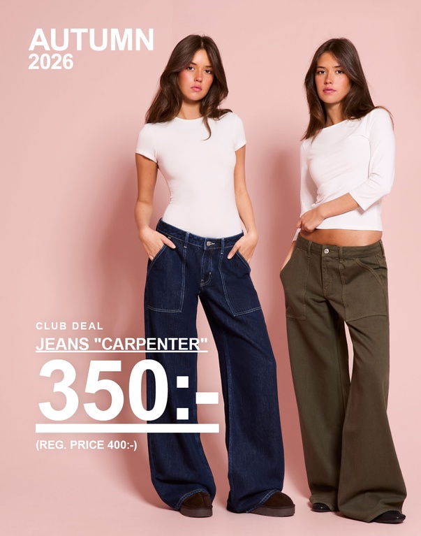 Två modeller bär Carpenter-jeans i mörkblått och olivgrönt. Club Deal: Carpenter-jeans 350 kr. Ord. pris: 400 kr.