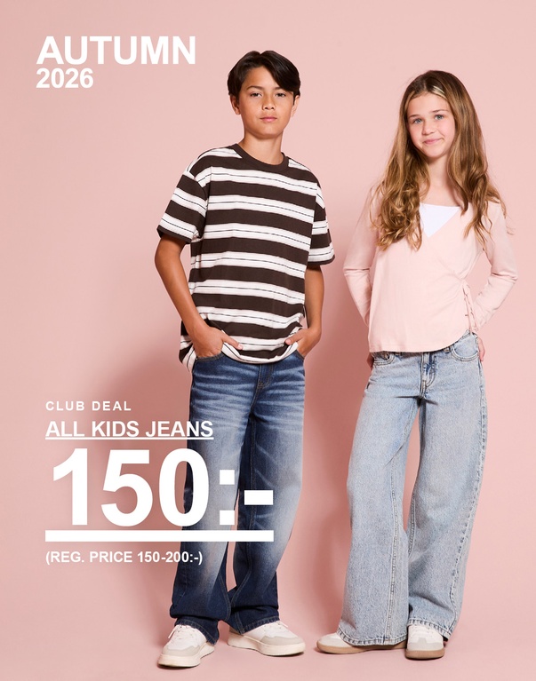 Tre barn visar jeans i olika tvättar och modeller. AUTUMN 2026 – CLUB DEAL – ALL KIDS JEANS 150:- (REG. PRICE 150–200:-).