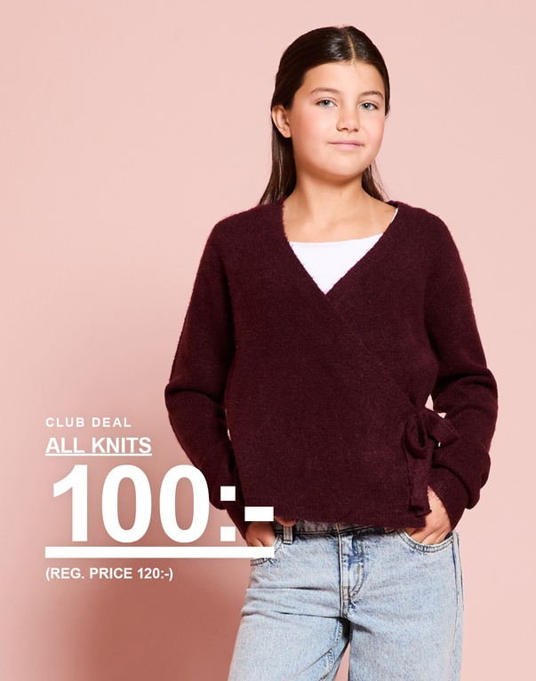 Tjej i vinröd stickad tröja. CLUB DEAL – ALL KNITS 100:- (ord. pris 120:-).