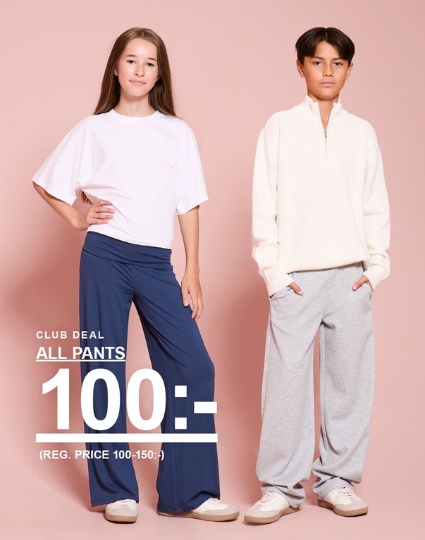 Tjej och kille i byxor. CLUB DEAL – ALL PANTS 100:- (ord. pris 100–150:-).