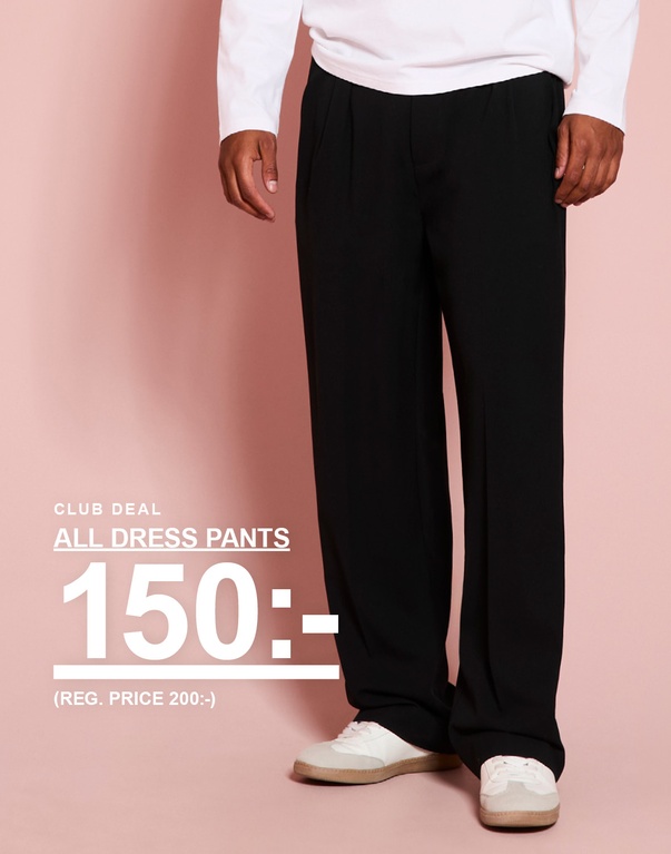 Kille i svarta dressade byxor och vit tröja. Kampanjtext: “CLUB DEAL ALL DRESS PANTS 150:- (REG. PRICE 200:-)”.