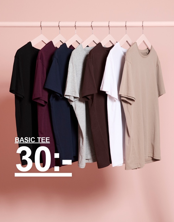T-shirts i flera färger på galgar. Kampanjtext: “BASIC TEE 30:-”.