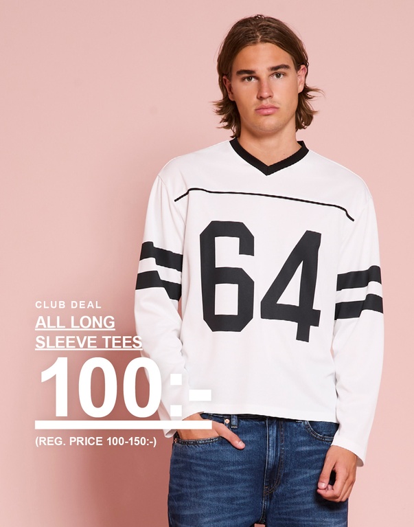 Kille i vit långärmad t-shirt med svart tryck. Kampanjtext: “CLUB DEAL ALL LONG SLEEVE TEES 100:- (REG. PRICE 100-150:-)”.
