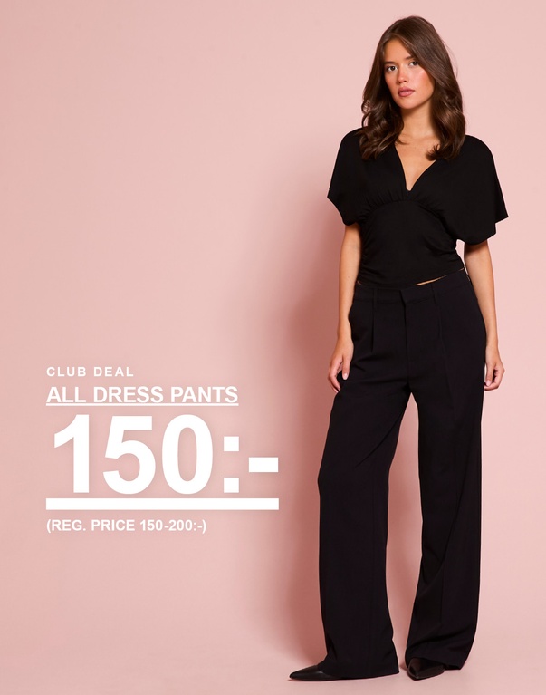 Två tjejer i dress pants, en i grått och en i svart. Kampanjtext: “CLUB DEAL, ALL DRESS PANTS, 150:- (ORD. PRIS 150–200:-)”.