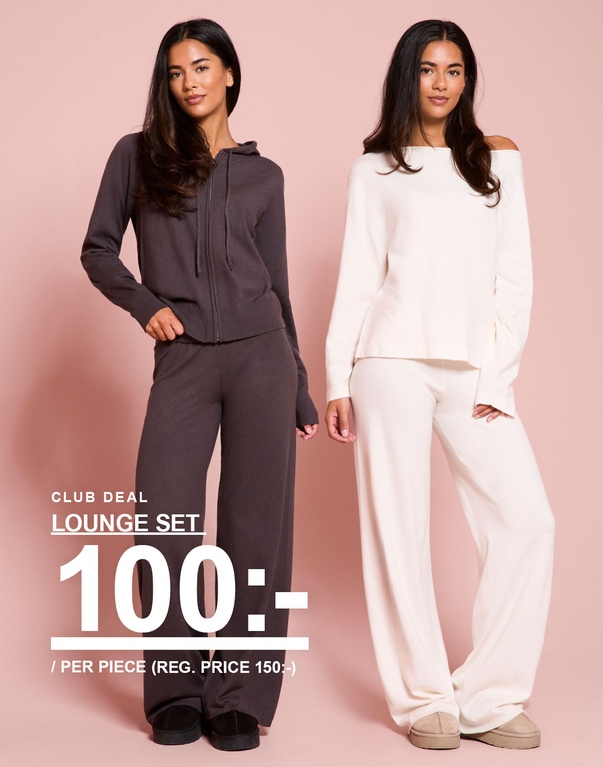 Tre tjejer i lounge set i mörkbrun, off white och beige. Kampanjtext: “LOUNGE SET, 100:-/DEL (ORD. PRIS 150:-)”.