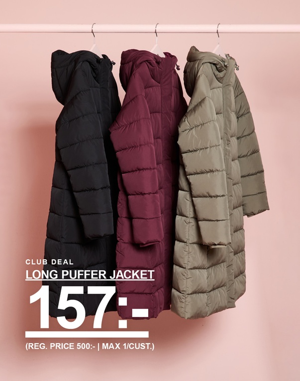 Tre långa, vadderade pufferjackor i svart, vinrött och beige hänger på galgar mot en rosa bakgrund. Bilden visar texten ”CLUB DEAL – LONG PUFFER JACKET – 157:-” samt ”(REG. PRICE 500:- | MAX 1/CUST.)”.