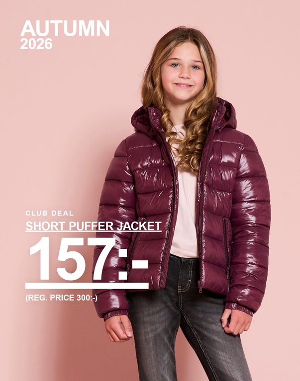 Två tjejer i korta vadderade jackor i burgundy och svart. CLUB DEAL – SHORT PUFFER JACKET 157:- (ord. pris 300:-).