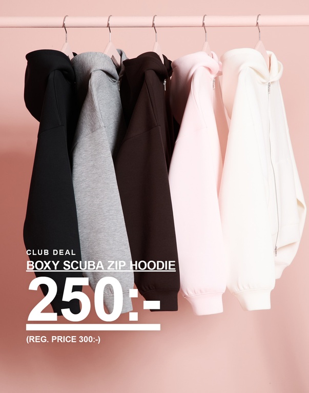 Boxy scuba zip hoodies i svart, grått, brunt, rosa och vitt på galgar. Kampanjtext: ”CLUB DEAL, BOXY SCUBA ZIP HOODIE 250:- (ORD. PRIS 300:-)”.