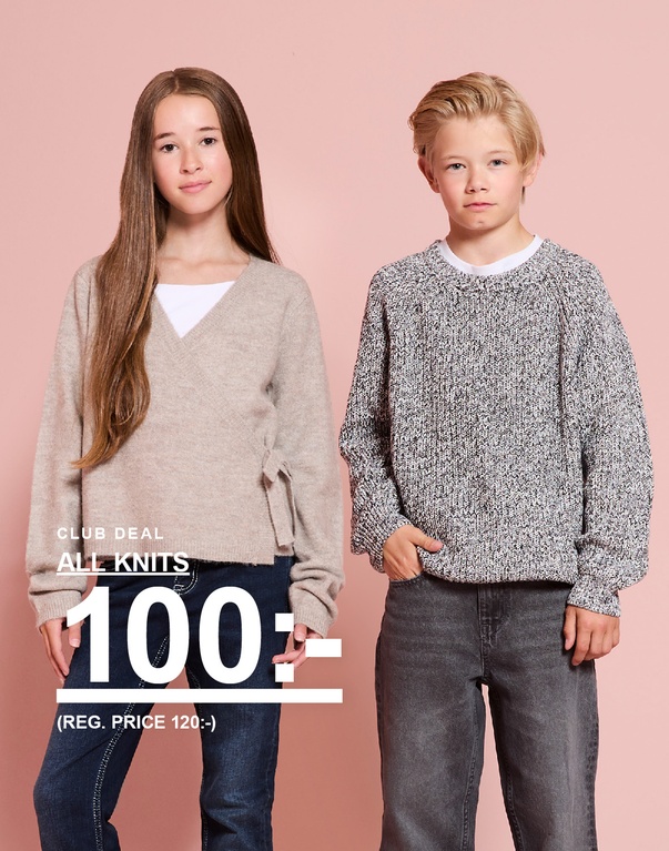Två tjejer och en kille i stickade tröjor och koftor. AUTUMN 2026 – CLUB DEAL: ALL KNITS 100:- (ord. pris 120:-).