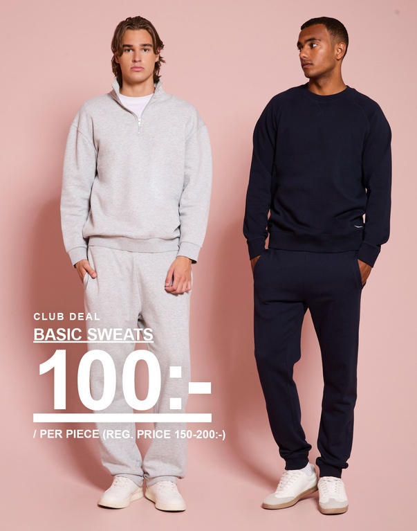 Två killar i matchande sweatshirts och byxor i ljusgrått och marinblått. Kampanjtext: "CLUB DEAL BASIC SWEATS 100:- / PER PIECE (REG. PRICE 150-200:-)".
