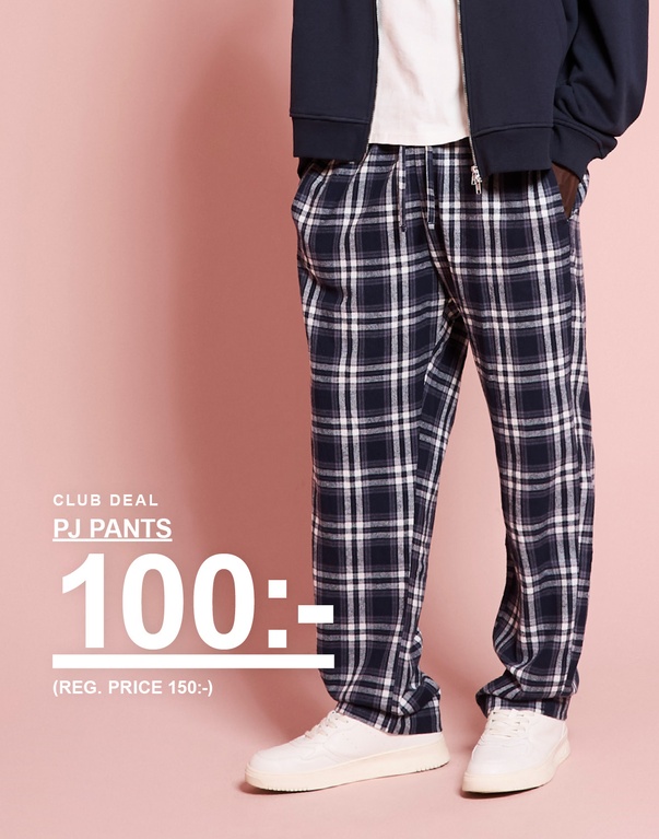 Kille i marinblå hoodie och rutiga pyjamasbyxor. Kampanjtext: "CLUB DEAL PJ PANTS 100:- (REG. PRICE 150:-)".