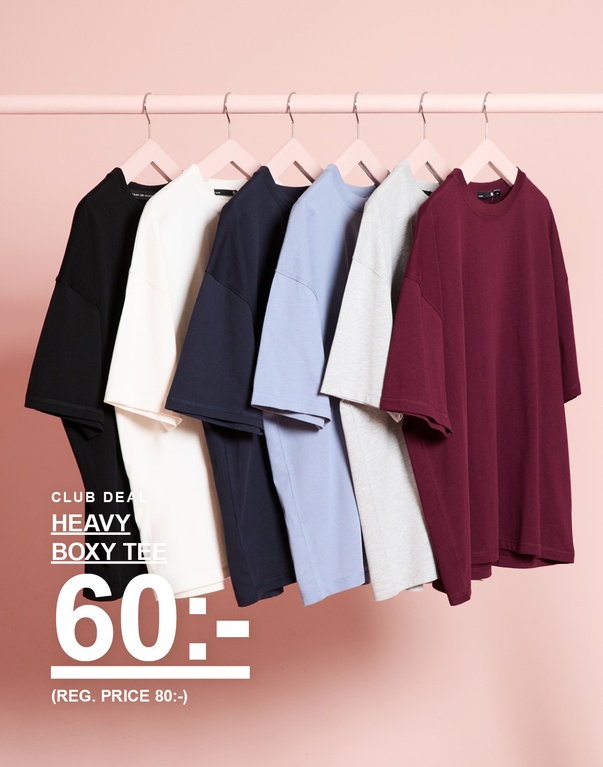 Sex heavy boxy t-shirts i svart, vitt, marinblått, ljusblått, grått och vinrött. Kampanjtext: "CLUB DEAL HEAVY BOXY TEE 60:- (REG. PRICE 80:-)".