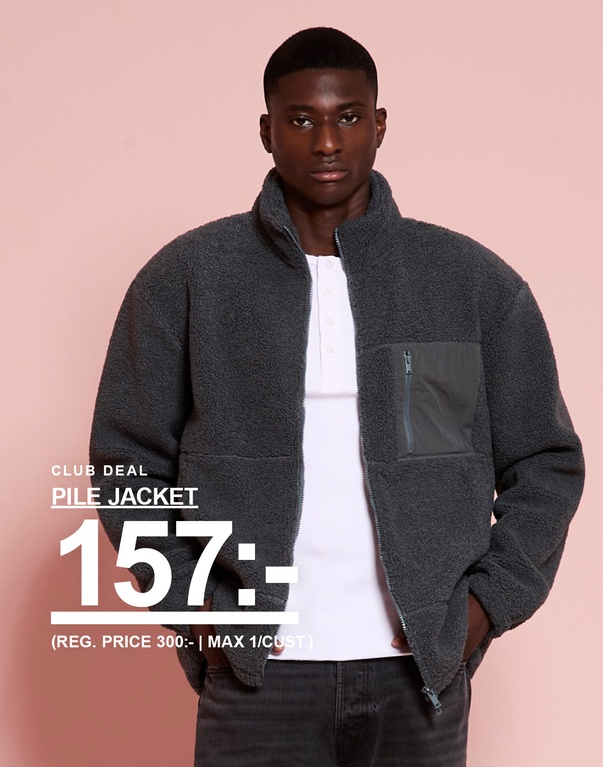 Kille i mörkgrå pilejacka och mörka jeans. Kampanjtext: "CLUB DEAL PILE JACKET 157:- (REG. PRICE 300:- | MAX 1/CUST.)".