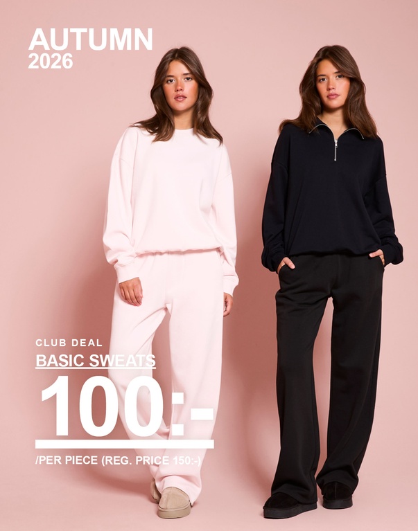 Två tjejer i dress pants, en i grått och en i svart. Kampanjtext: “CLUB DEAL, ALL DRESS PANTS, 150:- (ORD. PRIS 150–200:-)”.