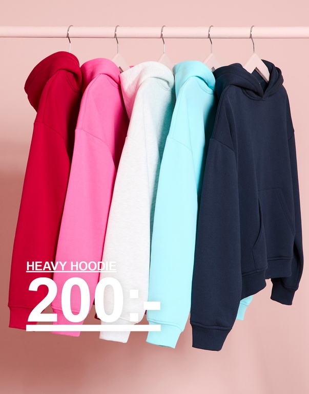 Hoodies i rött, rosa, vitt, turkost och mörkblått. Kampanjtext: ”HEAVY HOODIE 200:-”.