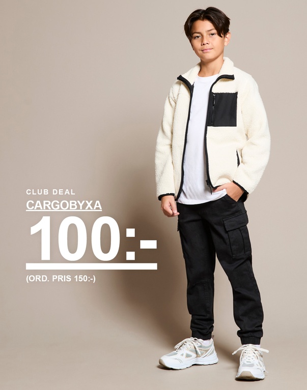 Pojke i vit fleecejacka, vit T-shirt och svarta cargobyxor. Text: "Club deal cargobyxa 100:- (ord. pris 150:-)".