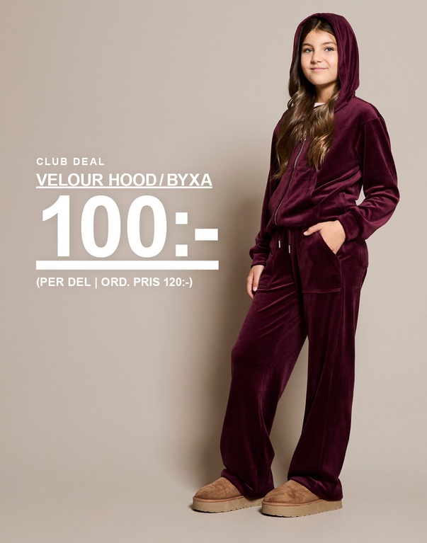 Flicka i vinrött velourset med luvtröja och byxa. Text: "Club deal velour hood/byxa 100:- (per del | ord. pris 120:-)".