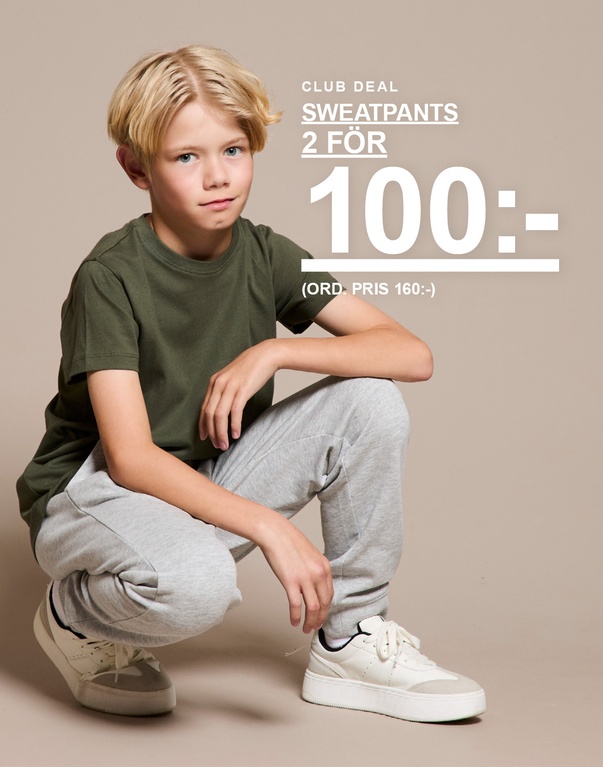 Pojke i grön T-shirt och gråa sweatpants sitter på huk. Text: "Club deal sweatpants 2 för 100:- (ord. pris 160:-)".