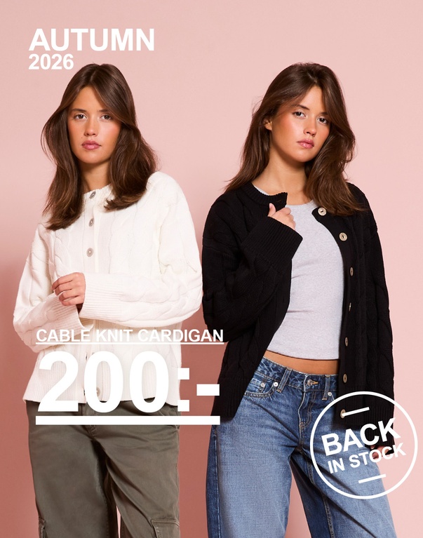 Tre tjejer i kabelstickade koftor i brun, vit och svart. Kampanjtext: "CABLE KNIT CARDIGAN 200:-, BACK IN STOCK".