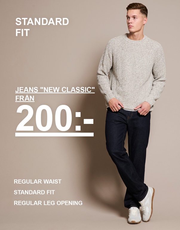 Två killar i jeans, en i ljus stickad tröja och en i blå rutig skjorta, står mot beige bakgrund. Kampanjtext: “JEANS ‘NEW CLASSIC’ FRÅN 200:-