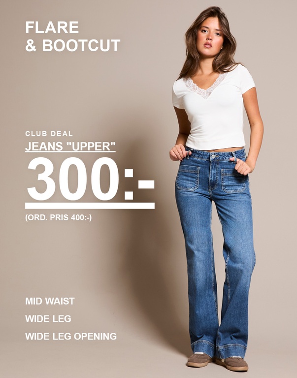 Två tjejer i vita toppar och jeans, i en mellanblå denim. Kampanjtext: “CLUB DEAL, JEANS ‘UPPER’ 300:- (ORD. PRIS 400:-)”.