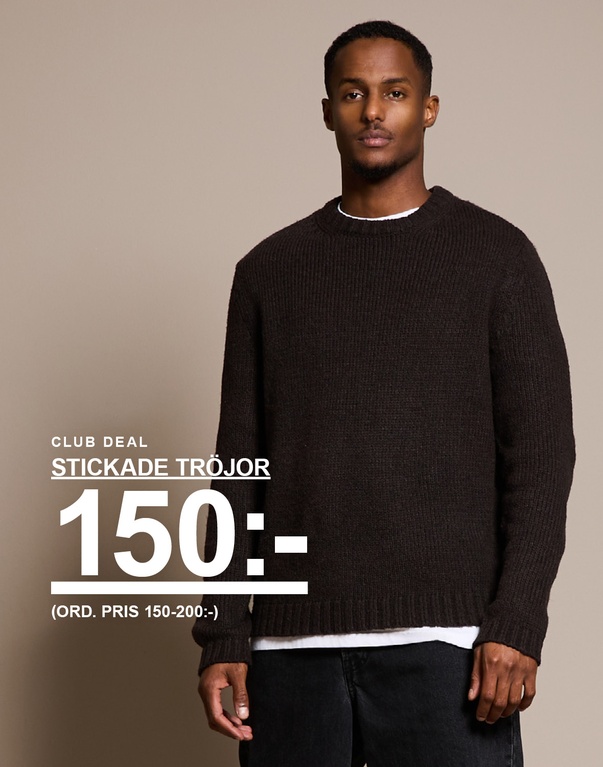 Man bär en mörkbrun stickad tröja över en vit t-shirt. Text på bilden visar erbjudande: “Stickade tröjor 150 kr (ord. pris 150–200 kr)”.