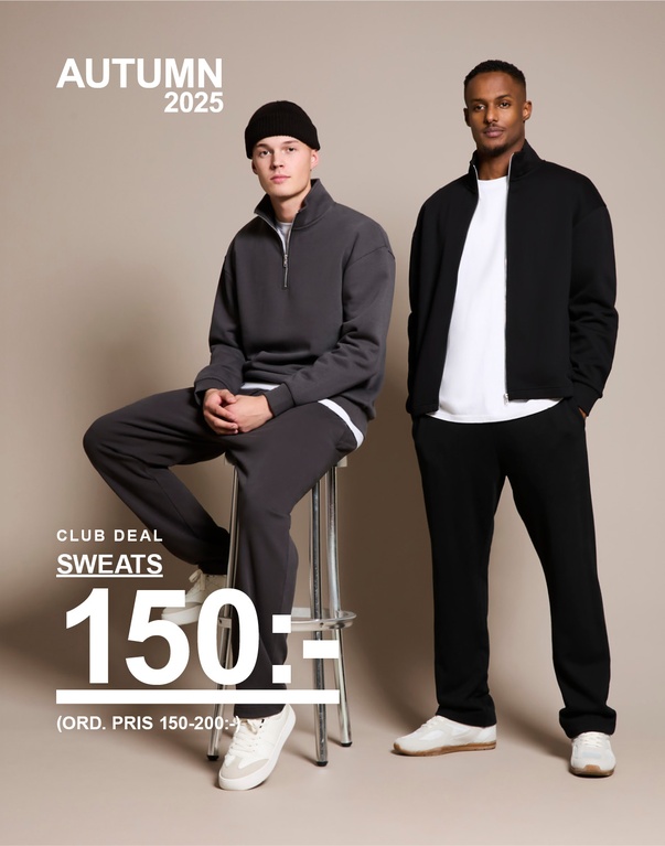 Två män i mjukisset; en sitter i grått set, den andra står i svart ziptröja och svarta byxor. Text på bilden visar erbjudande: “Sweats 150 kr (ord. pris 150–200 kr)” samt rubriken “Autumn 2025”.
