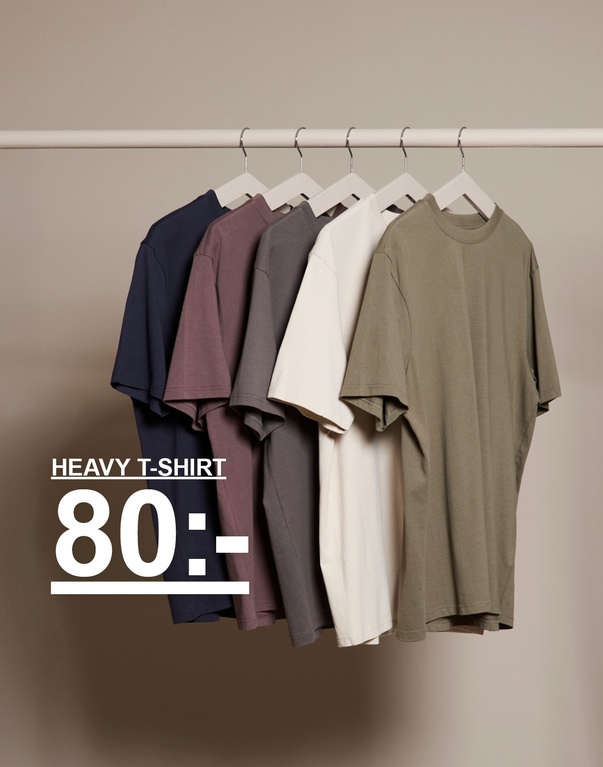 Fem Heavy t-shirts i olika färger hänger på en klädstång. Text på bilden: “Heavy T-shirt 80 kr”.