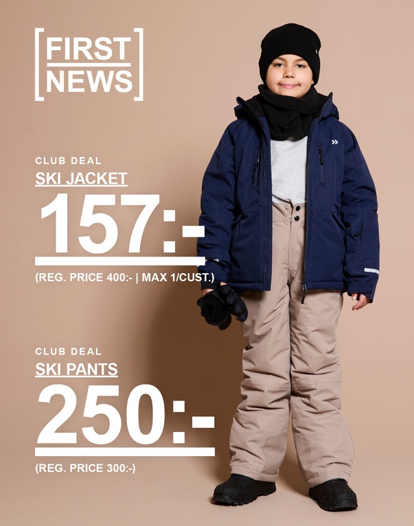 Två barn i skidkläder – ett barn i blå skidjacka och beige skidbyxor och ett barn i svart skidjacka och svarta skidbyxor. Kampanjtext: “CLUB DEAL, SKI PANTS, 250:- (ORD. PRIS 300:-)” och “CLUB DEAL, SKI JACKET, 157:- (ORD. PRIS 400:- | MAX 1/KUND)”.