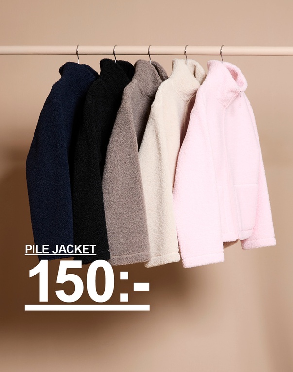 Flera pilejackor i olika färger hängande på galgar. Kampanjtext: “PILE JACKET, 150:-”.