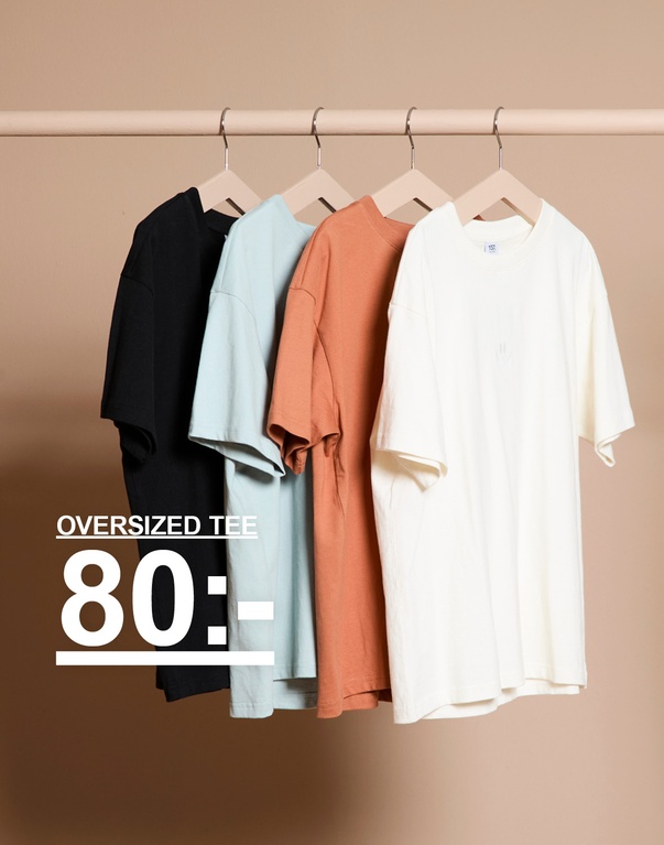 Fyra enfärgade oversized t-shirts i olika färger hängande på galgar. Kampanjtext: “OVERSIZED TEE, 80:-”.