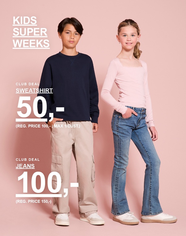 Gutt og to jenter i sweatshirts og jeans. KIDS SUPER WEEKS – CLUB DEAL: SWEATSHIRT 50,- (ord. pris 100,-, maks 1 per kunde) og JEANS 100,- (ord. pris 150,-).