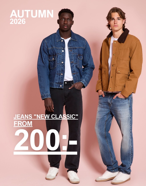 Två modeller bär New Classic-jeans i svart och blå denim. Pris från: 200 kr.