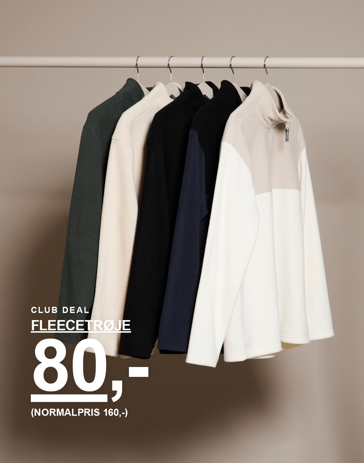 Flere fleece-trøjer i forskellige farver på bøjler. Kampagnetekst: "FLEECETRØJE 80,- (NORMALPRIS 160,-)"