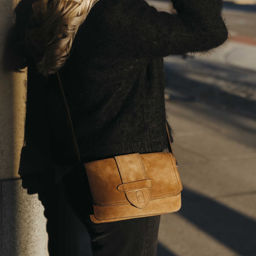 Axelväska med klaff