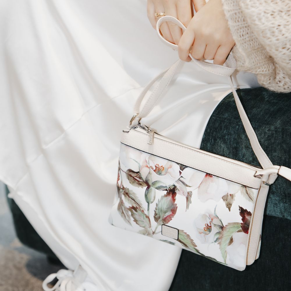 Nora axelväska i crossbodymodell