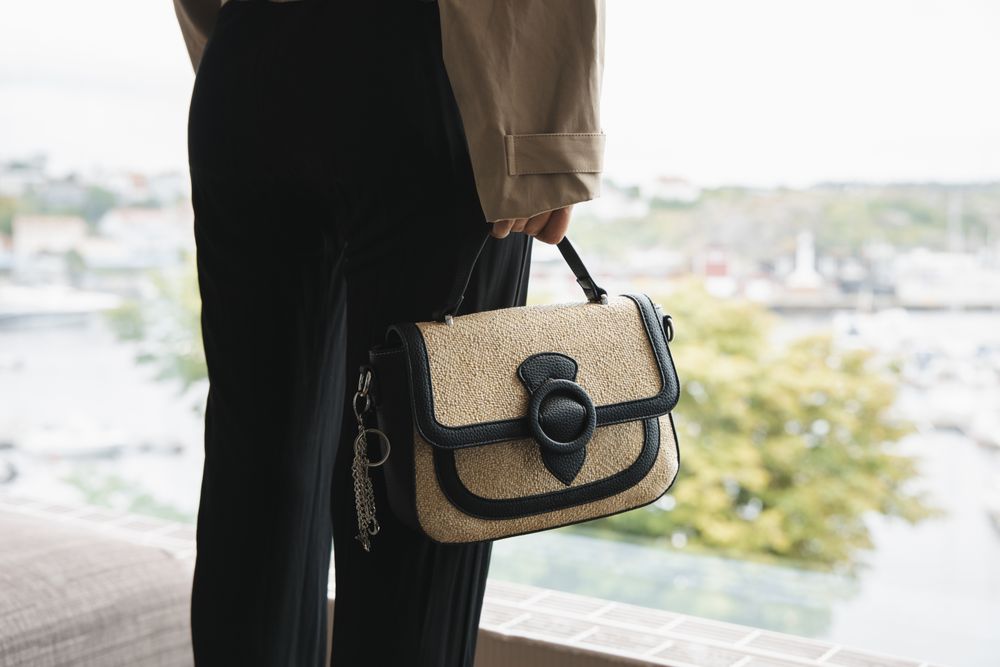 beige klaffväska med svarta detaljer från Lycke Oslo