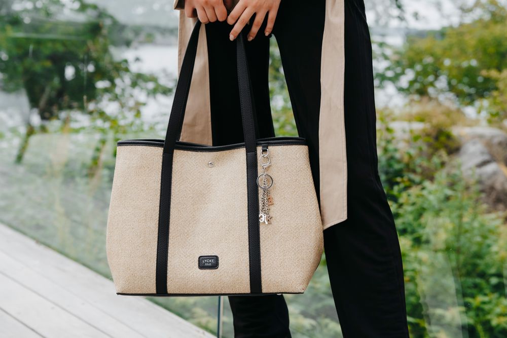 beige tote med svarta detaljer från Lycke Oslo