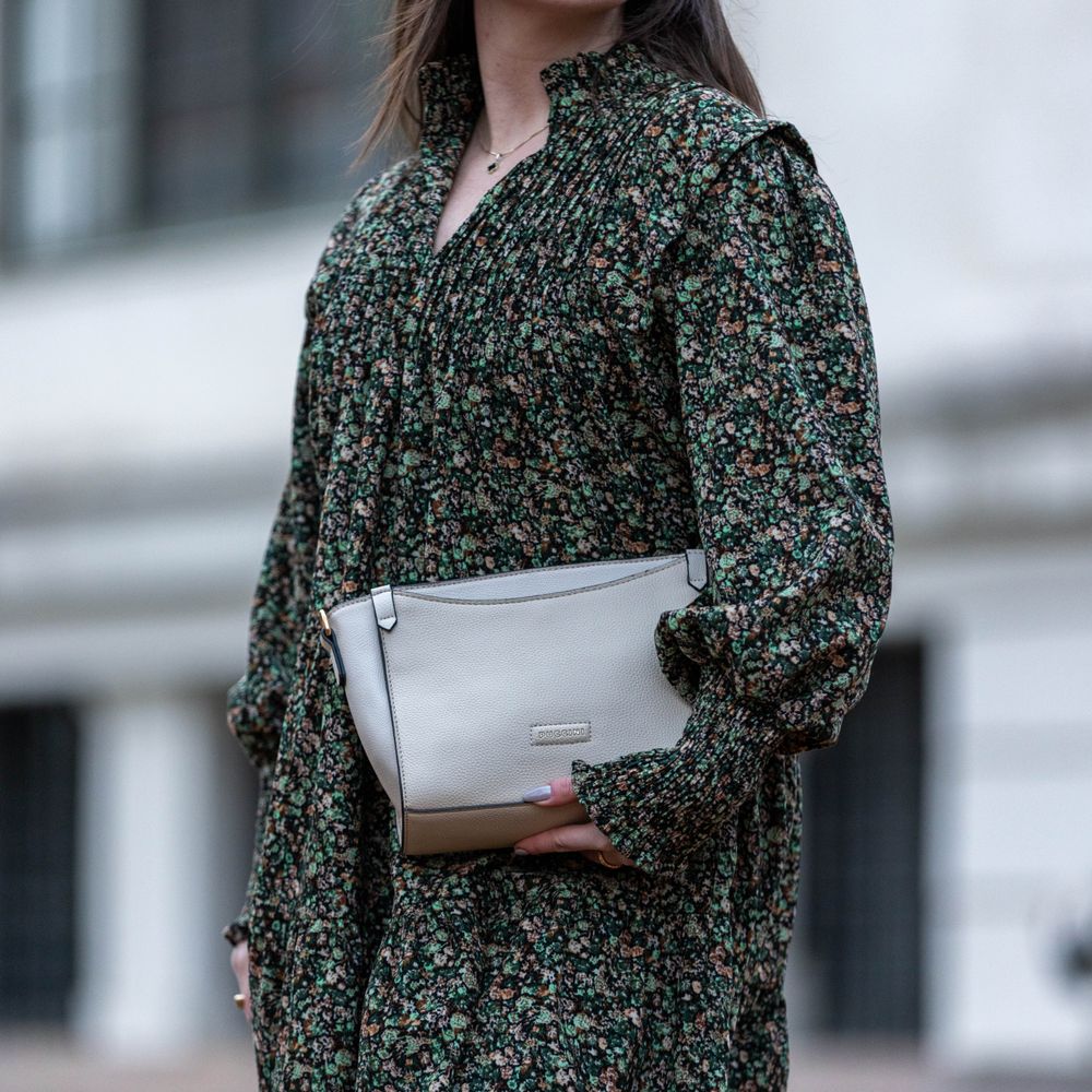 Axelväska i crossovermodell