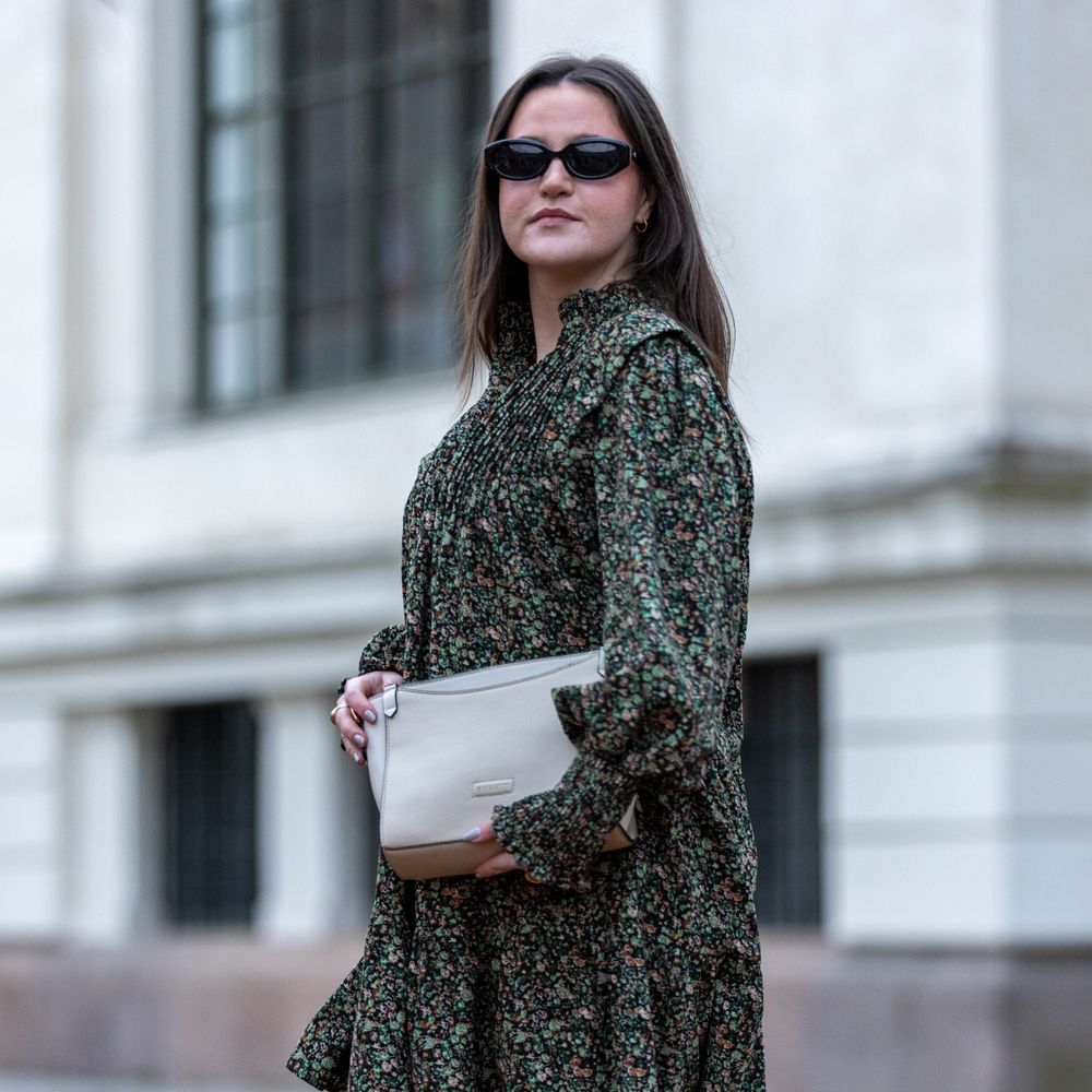 Axelväska i crossovermodell